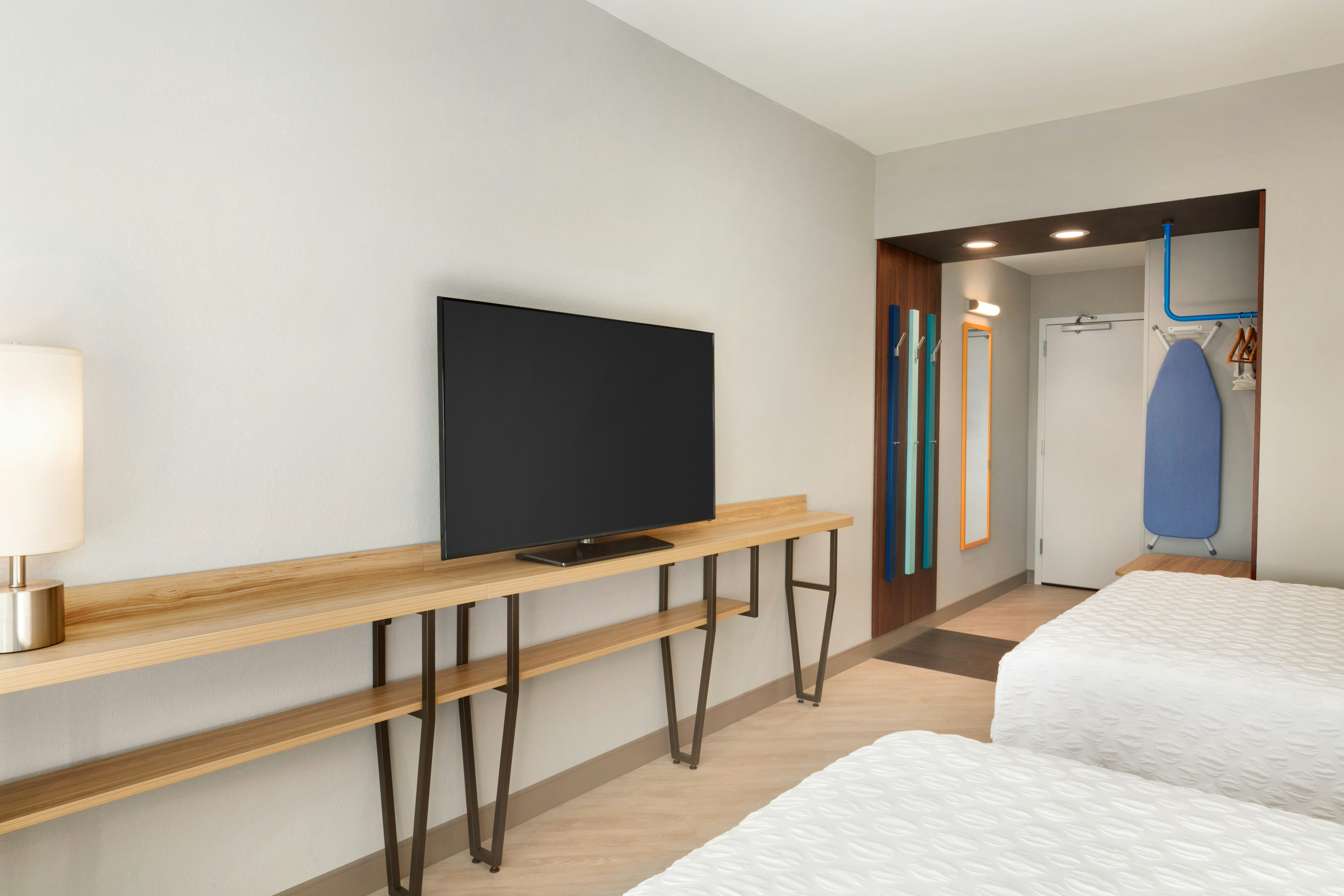 2 QUEEN BEDS