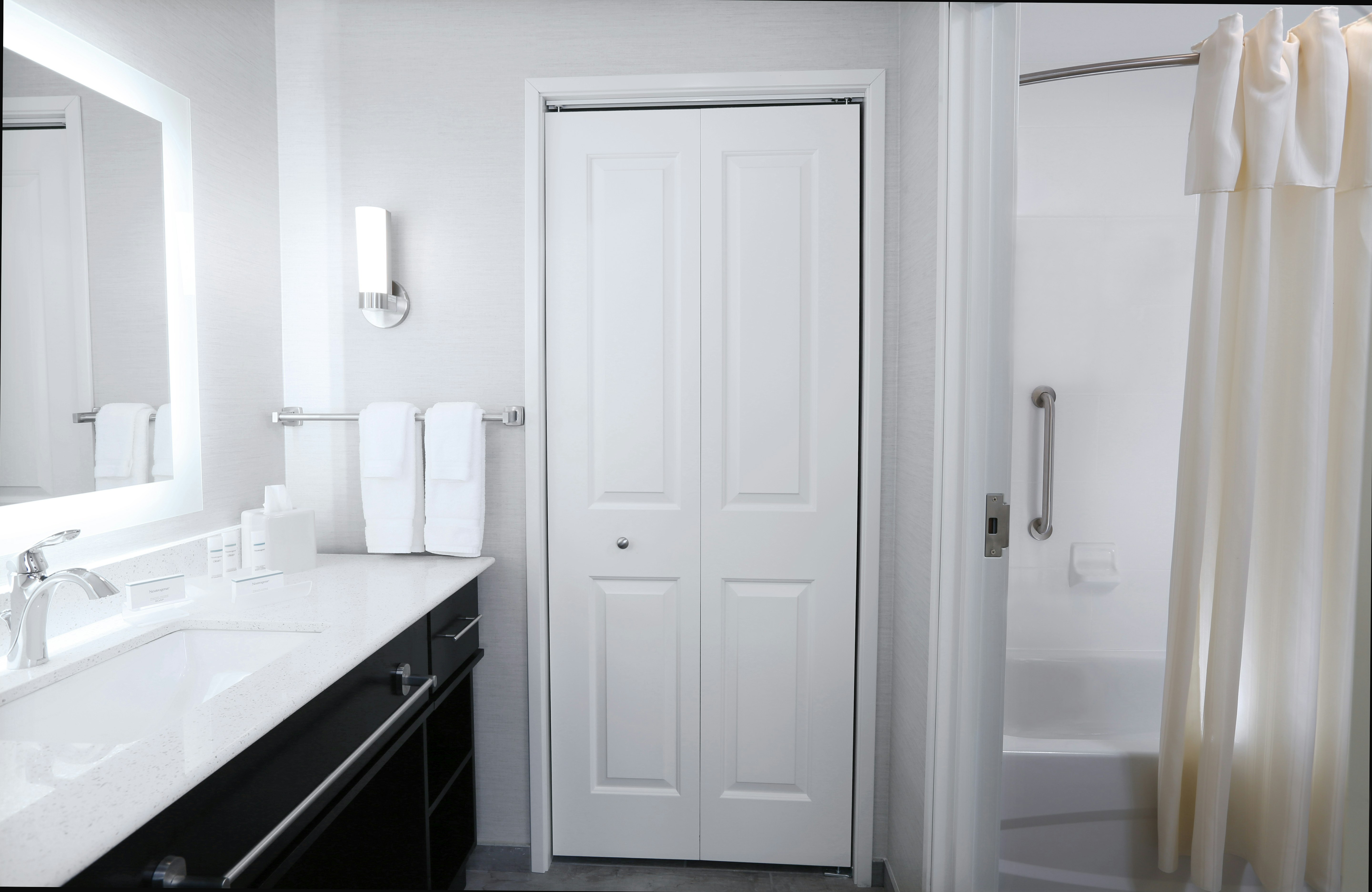 1 KING 1BDRM SUITE NONSMOK