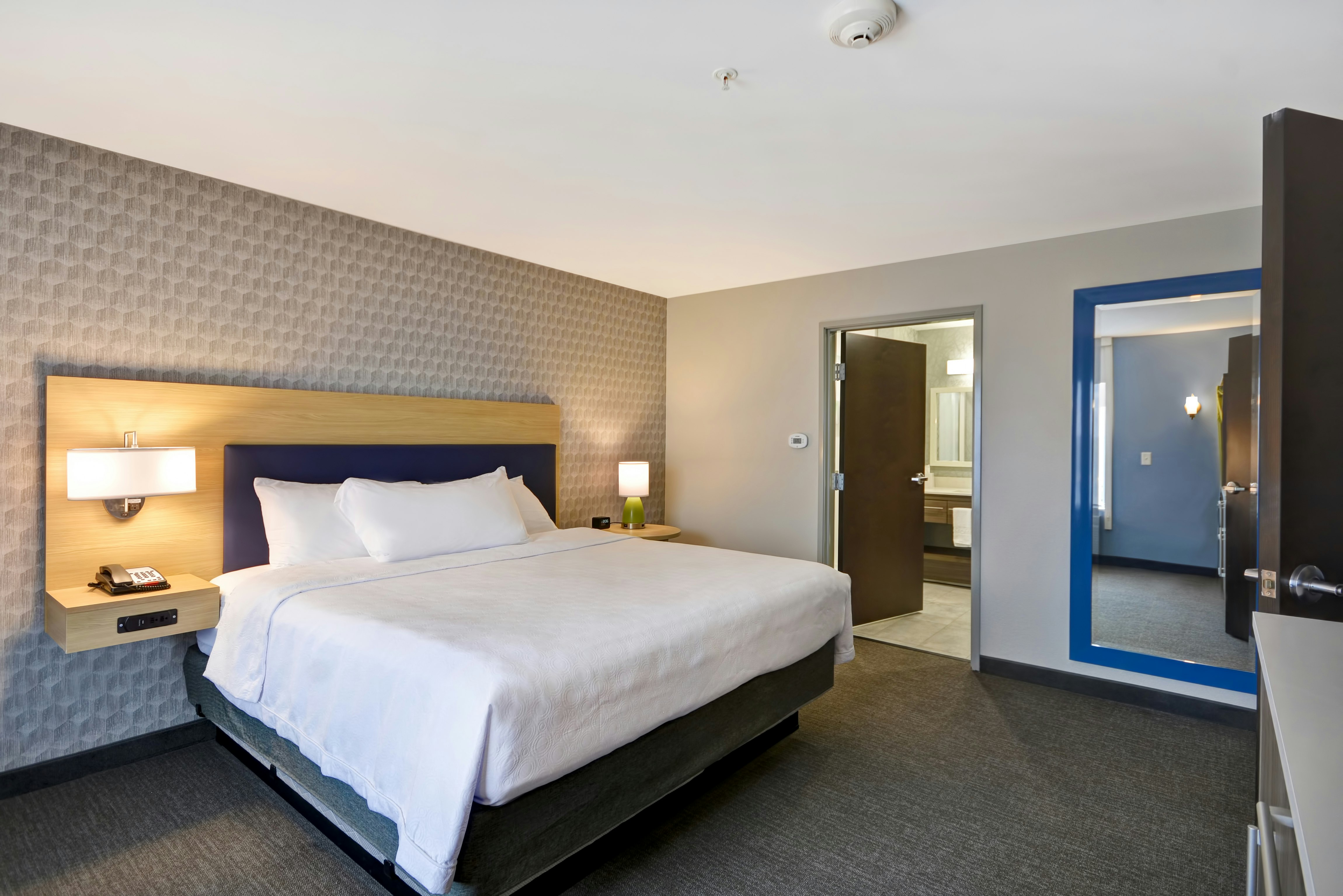 1 KING 1BDRM SUITE NONSMOK