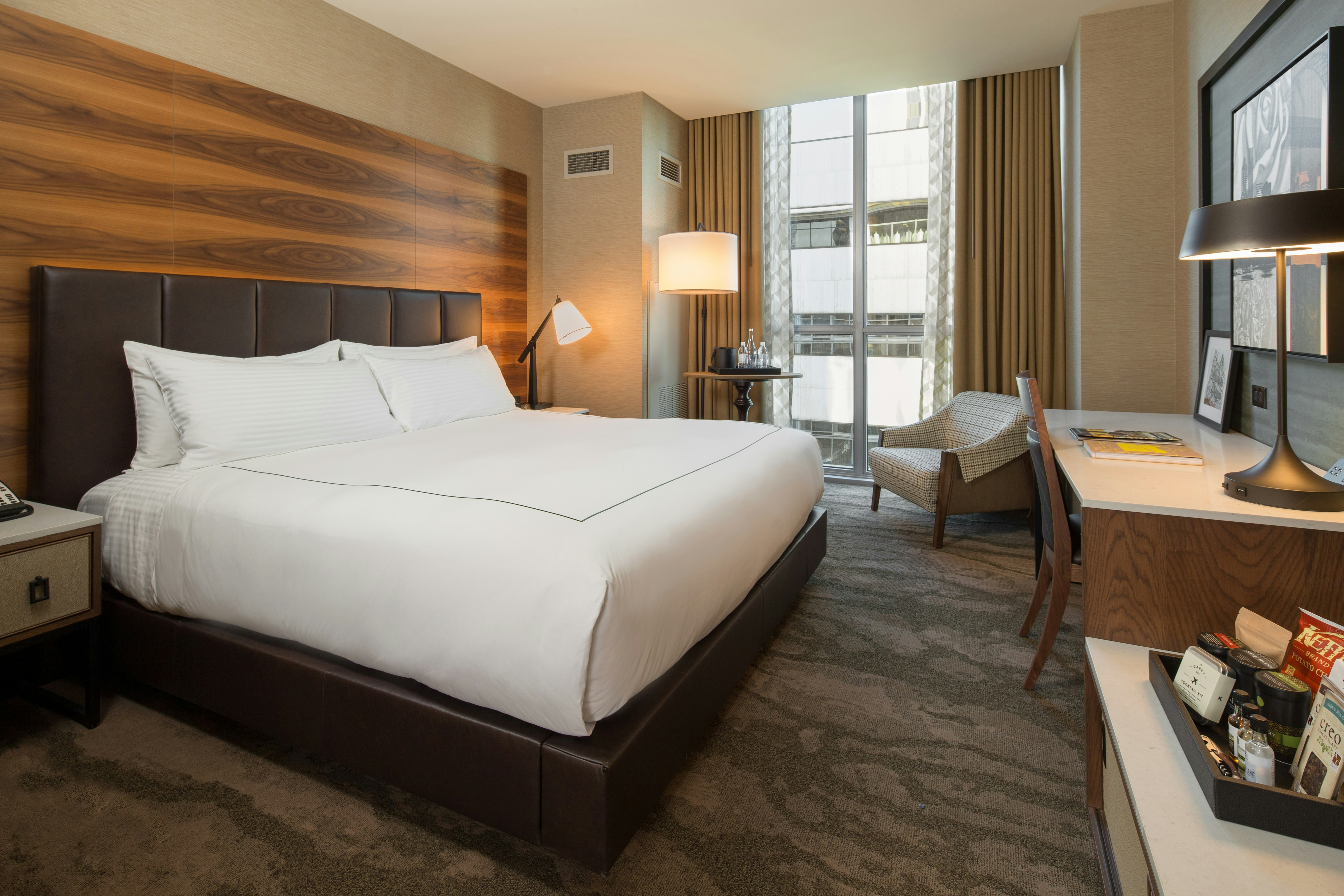 1 KING DELUXE ROOM HIGH FL