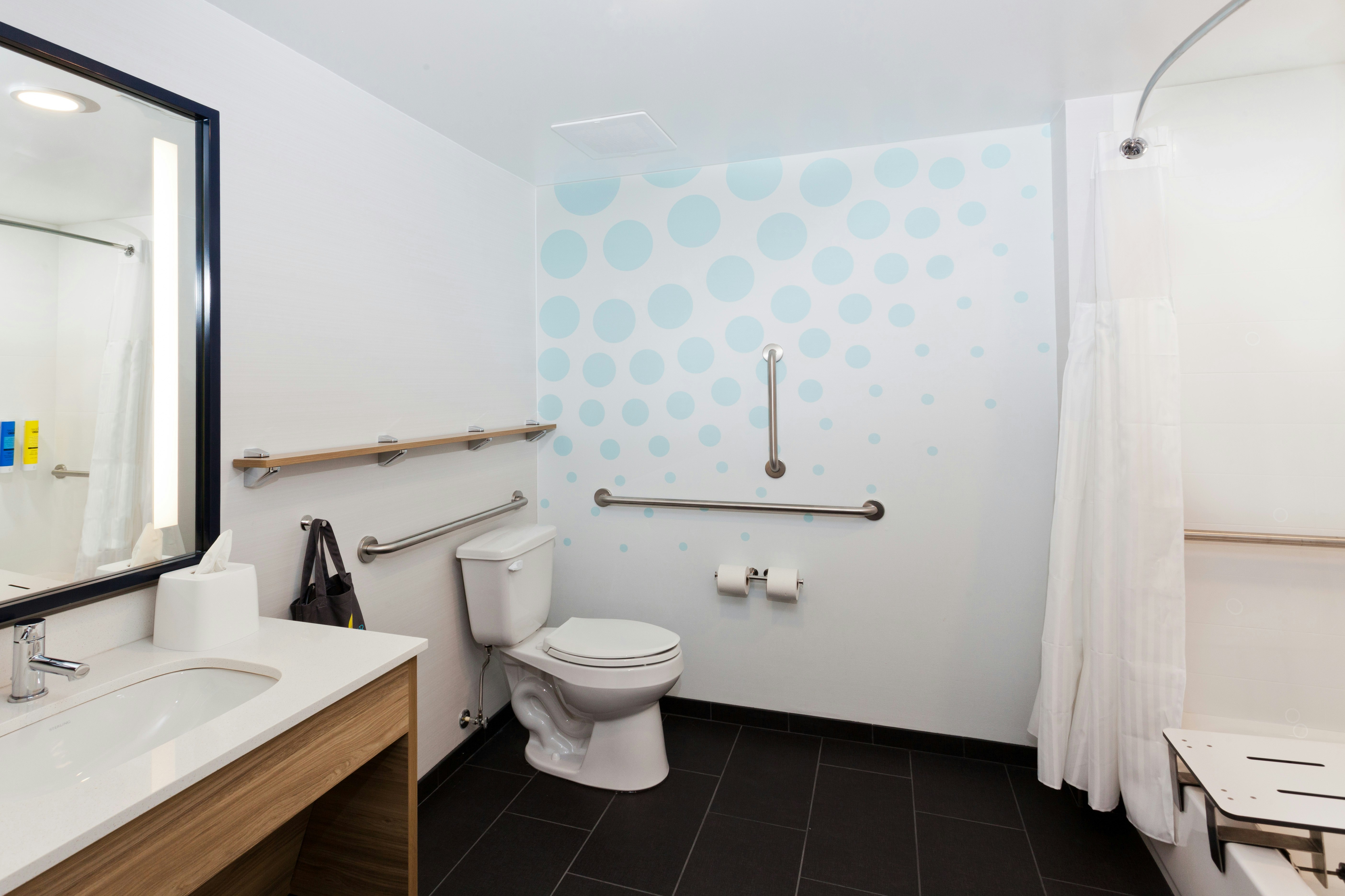 1 KING ACC RM W/BATHTUB