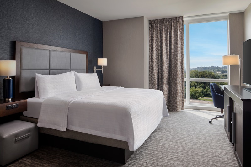 Hampton Inn & Suites Teaneck Glenpointe