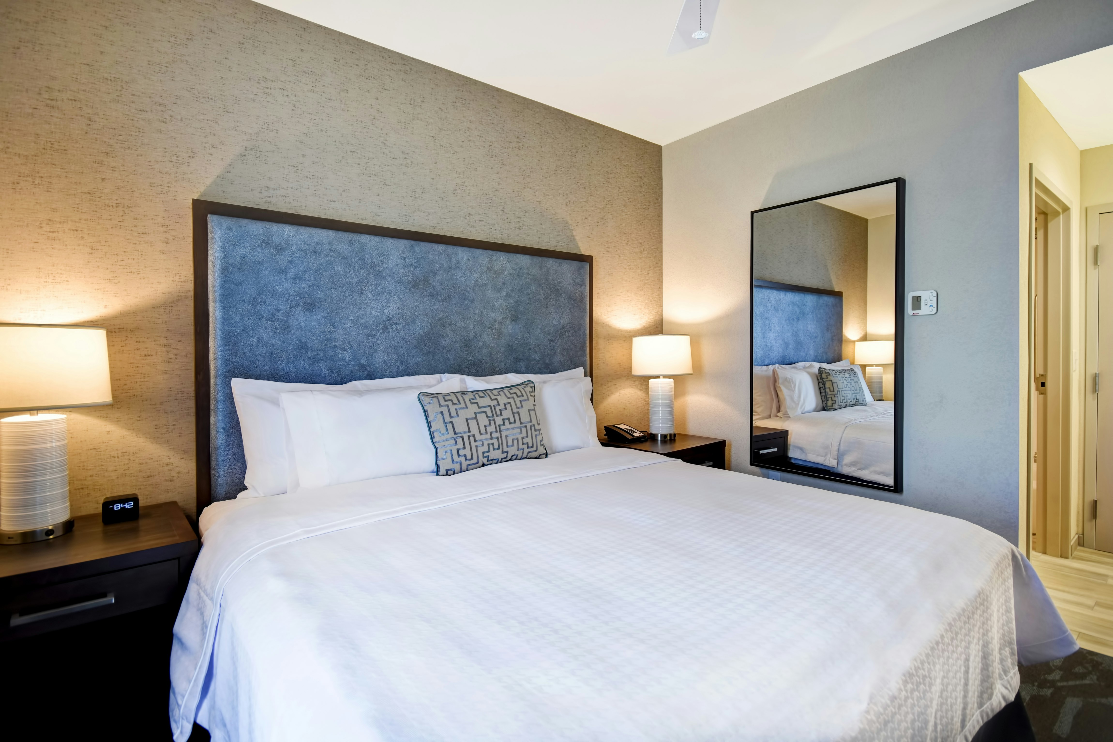 1 KING 1BDRM SUITE NONSMOK