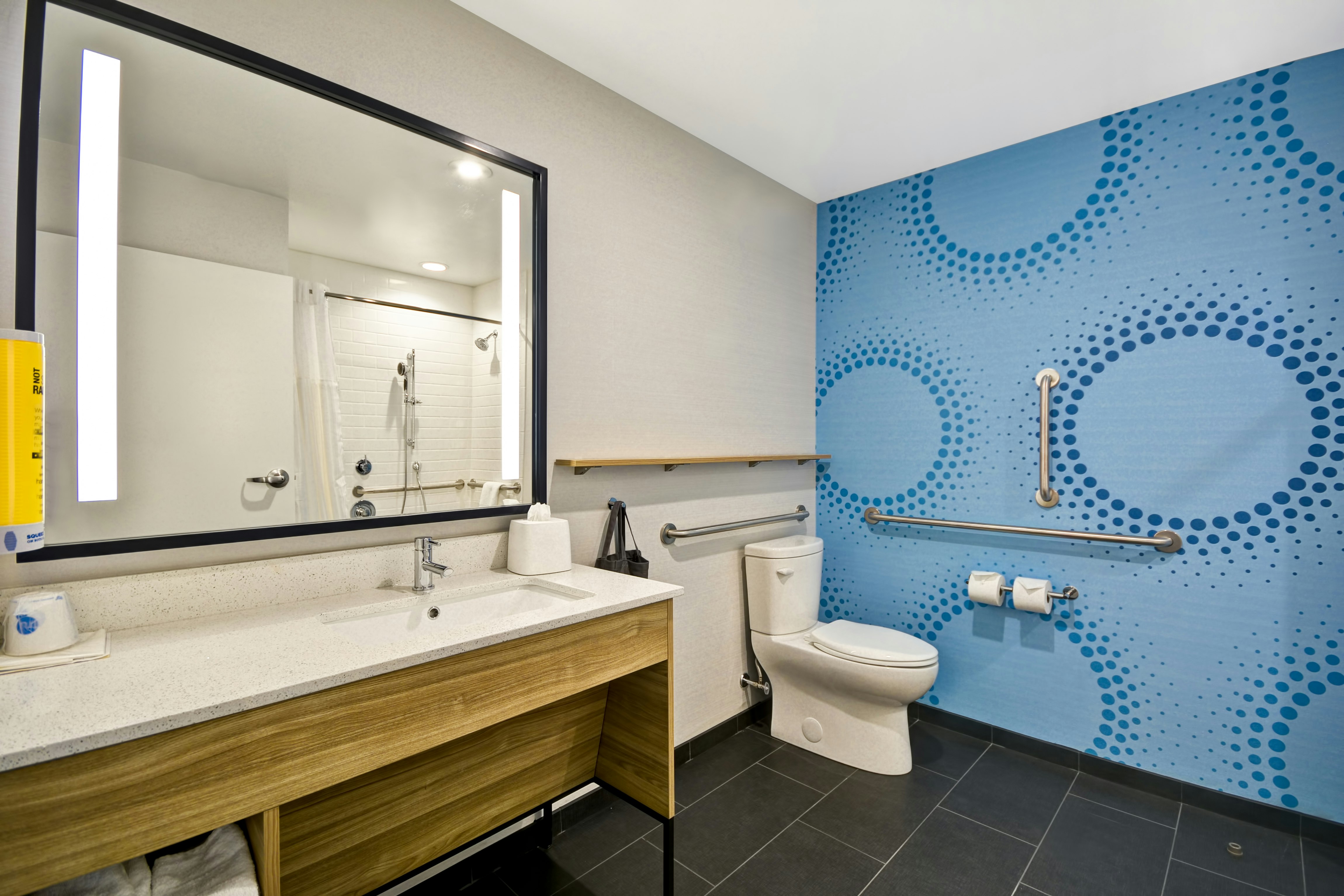 1 KING ACC RM W/BATHTUB
