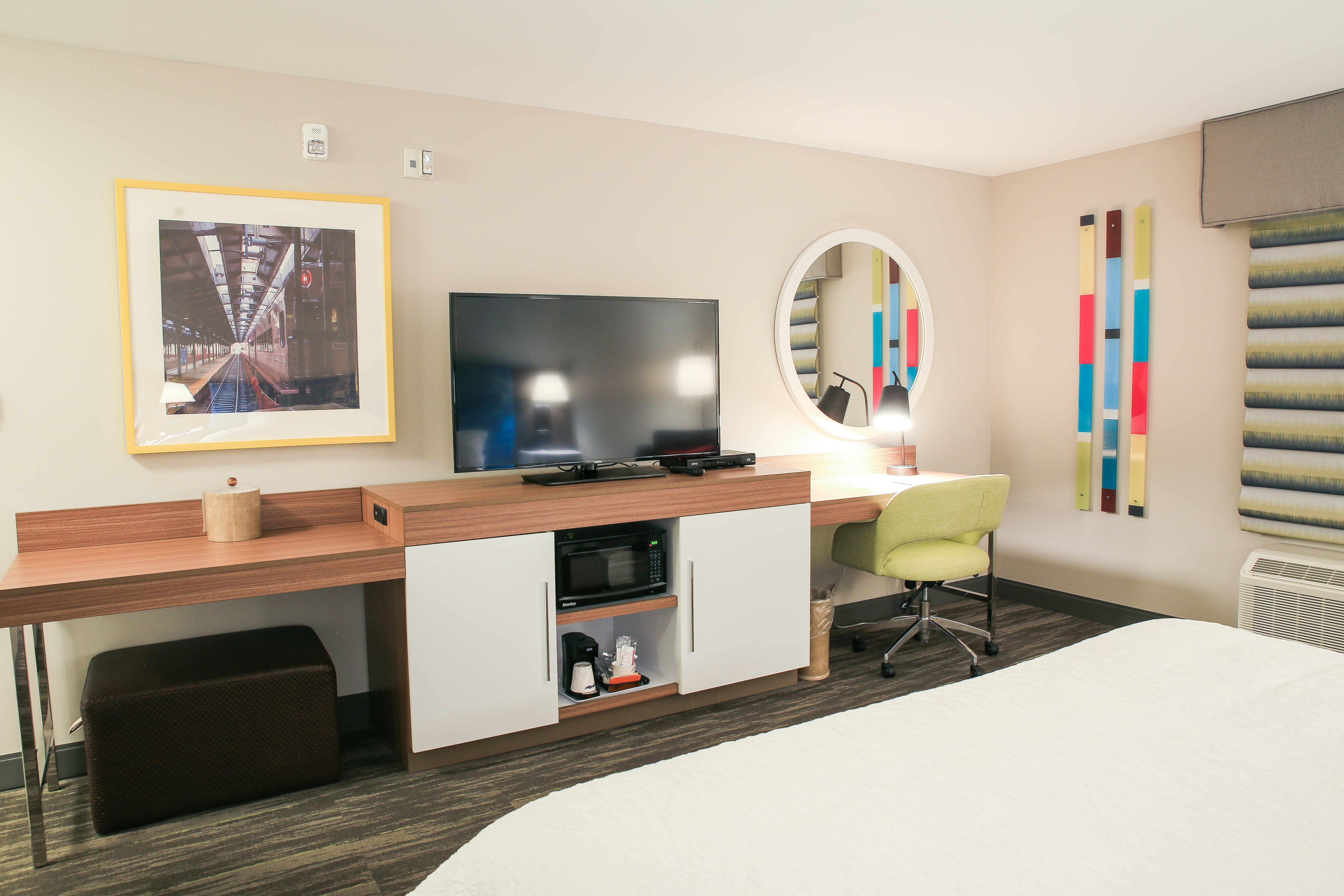 KING ROOM W/ FRIDGE NS