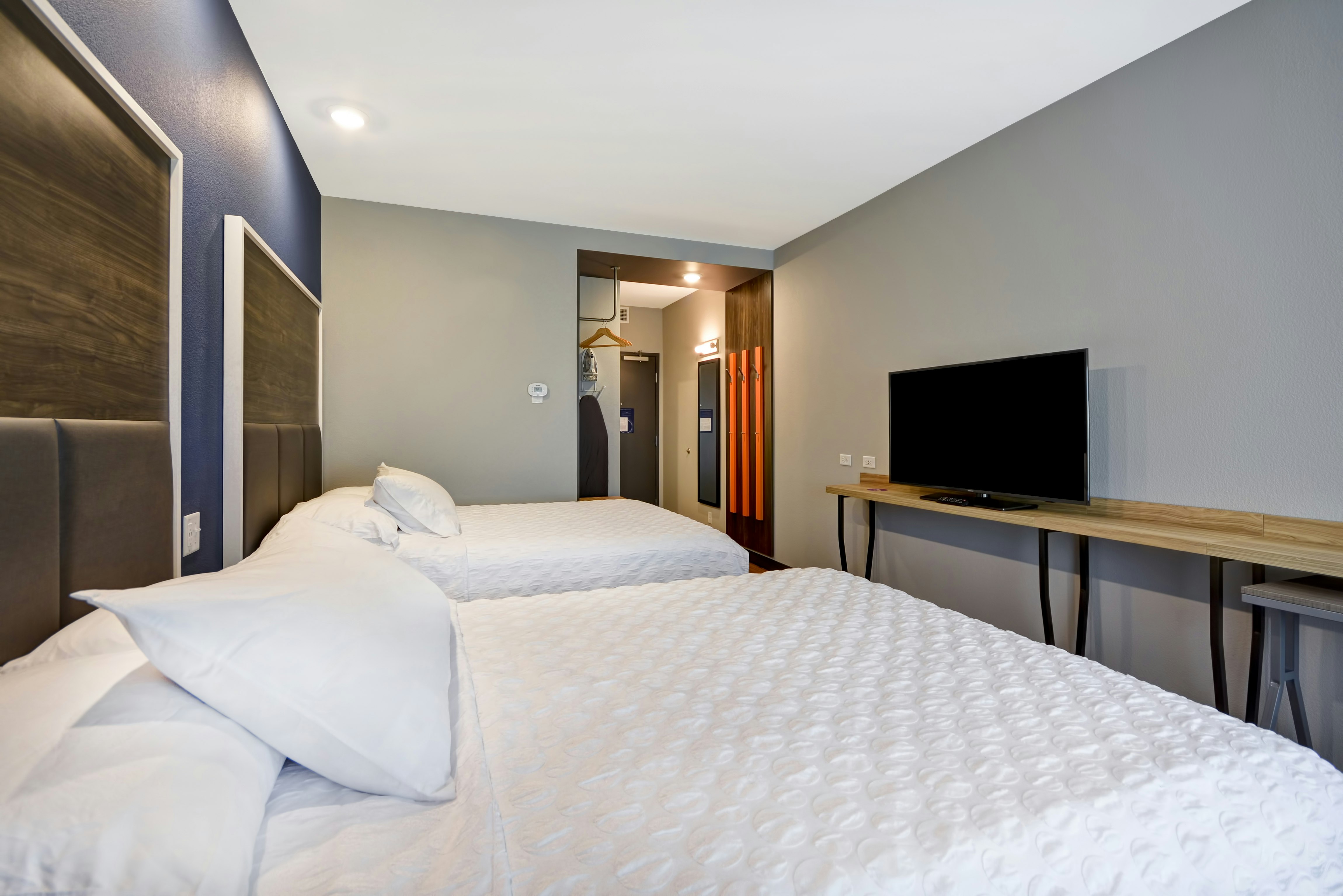 2 QUEEN BEDS