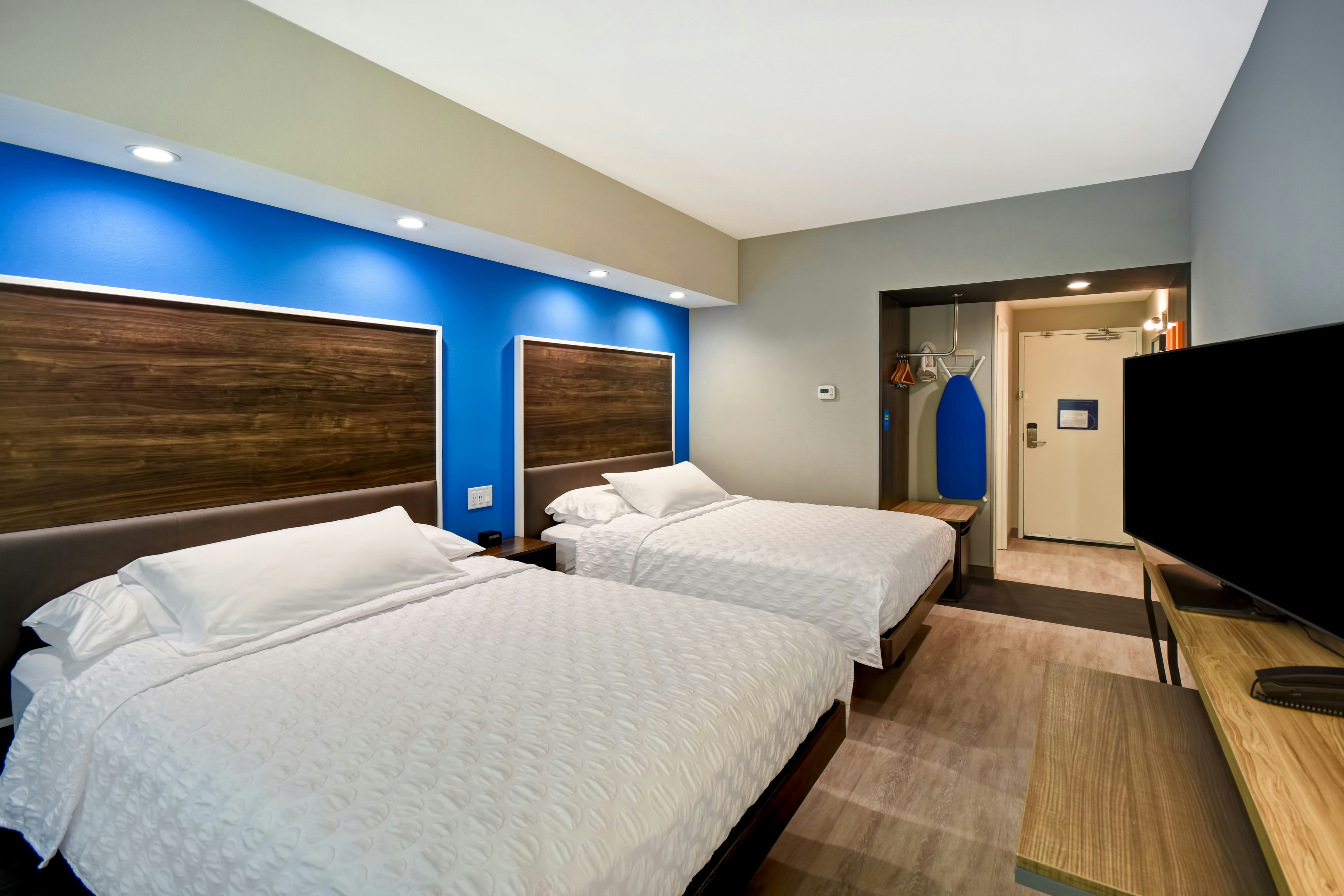 2 QUEEN BEDS