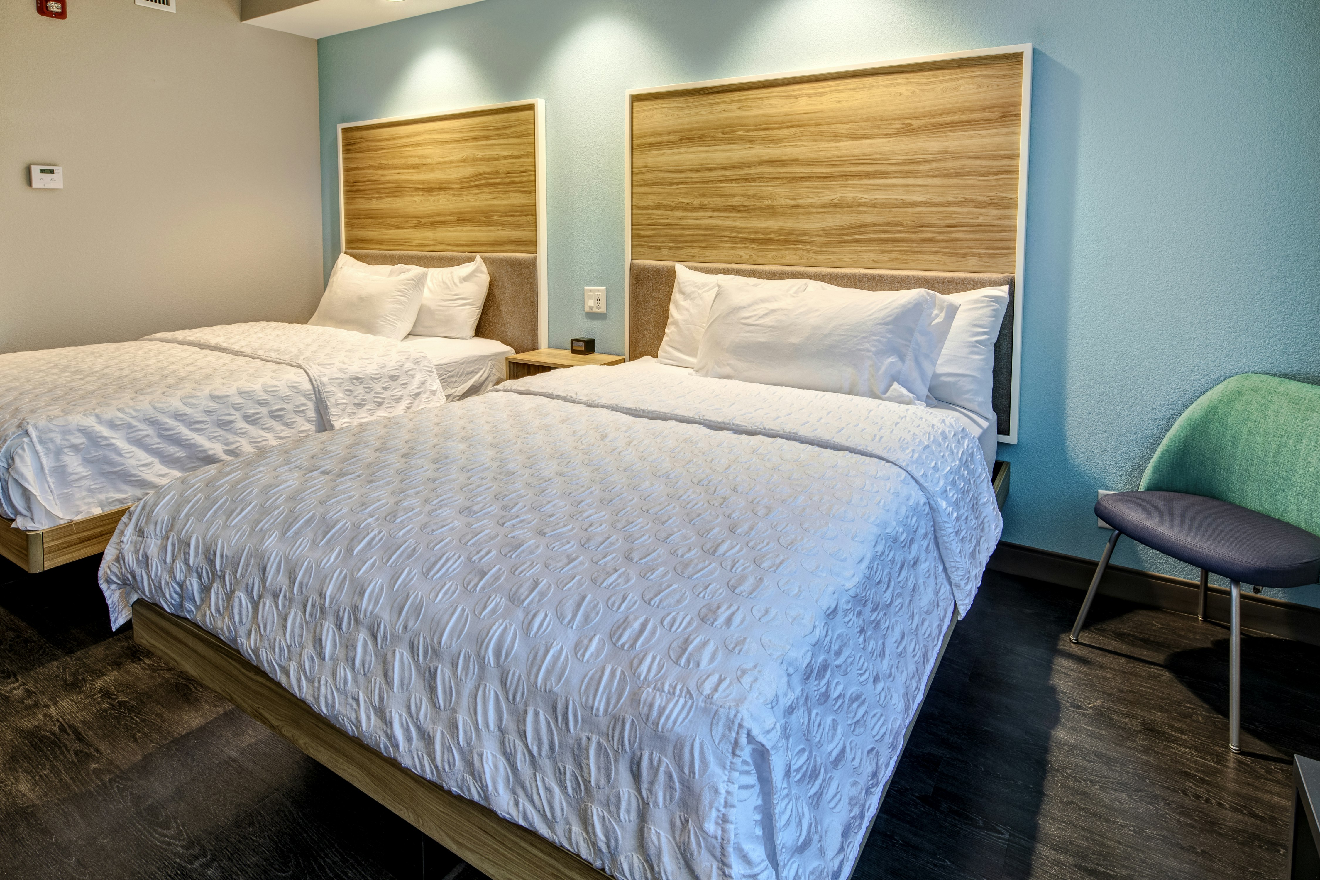 2 QUEEN BEDS