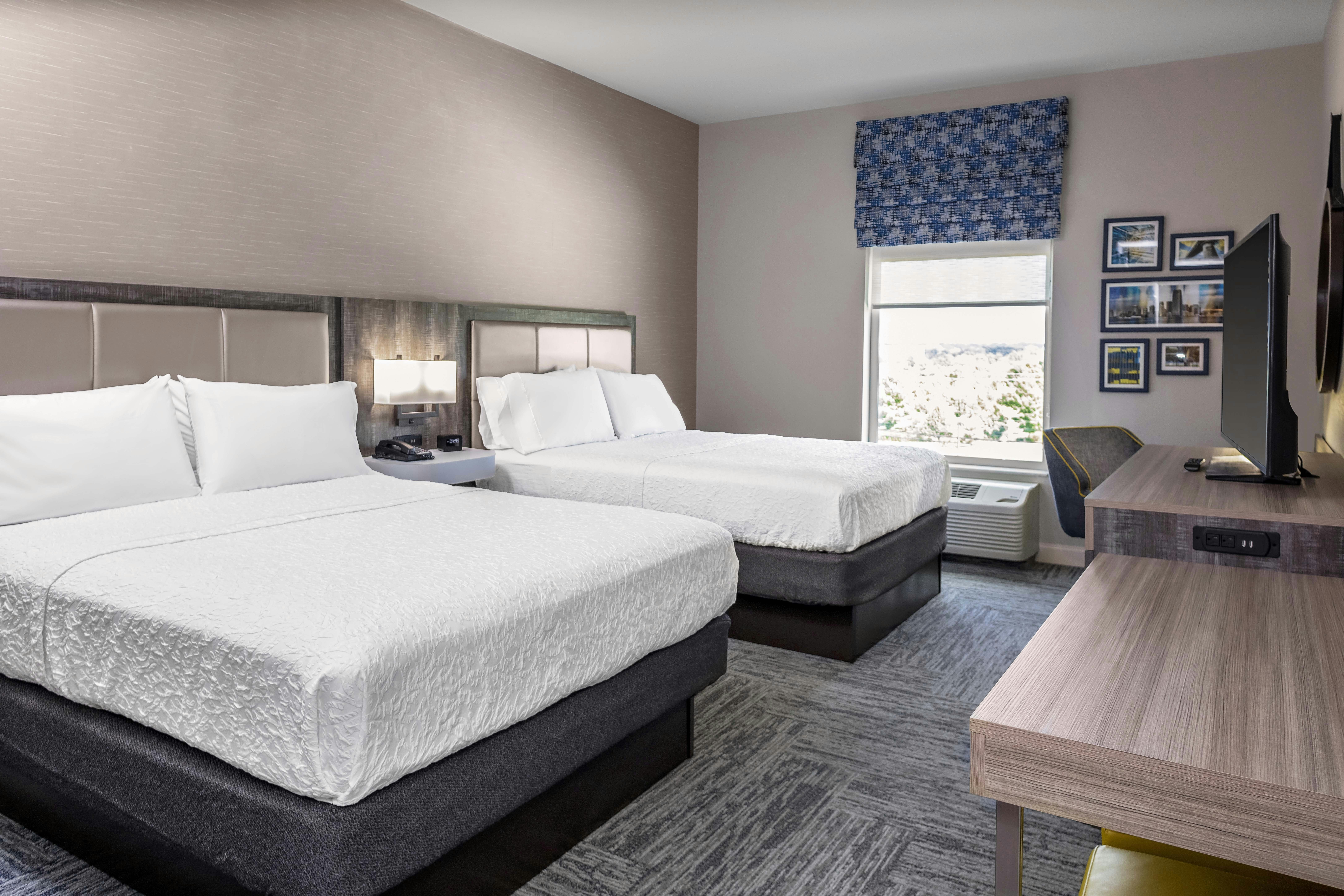 2 QUEEN BEDS W/ FRIDGE NS