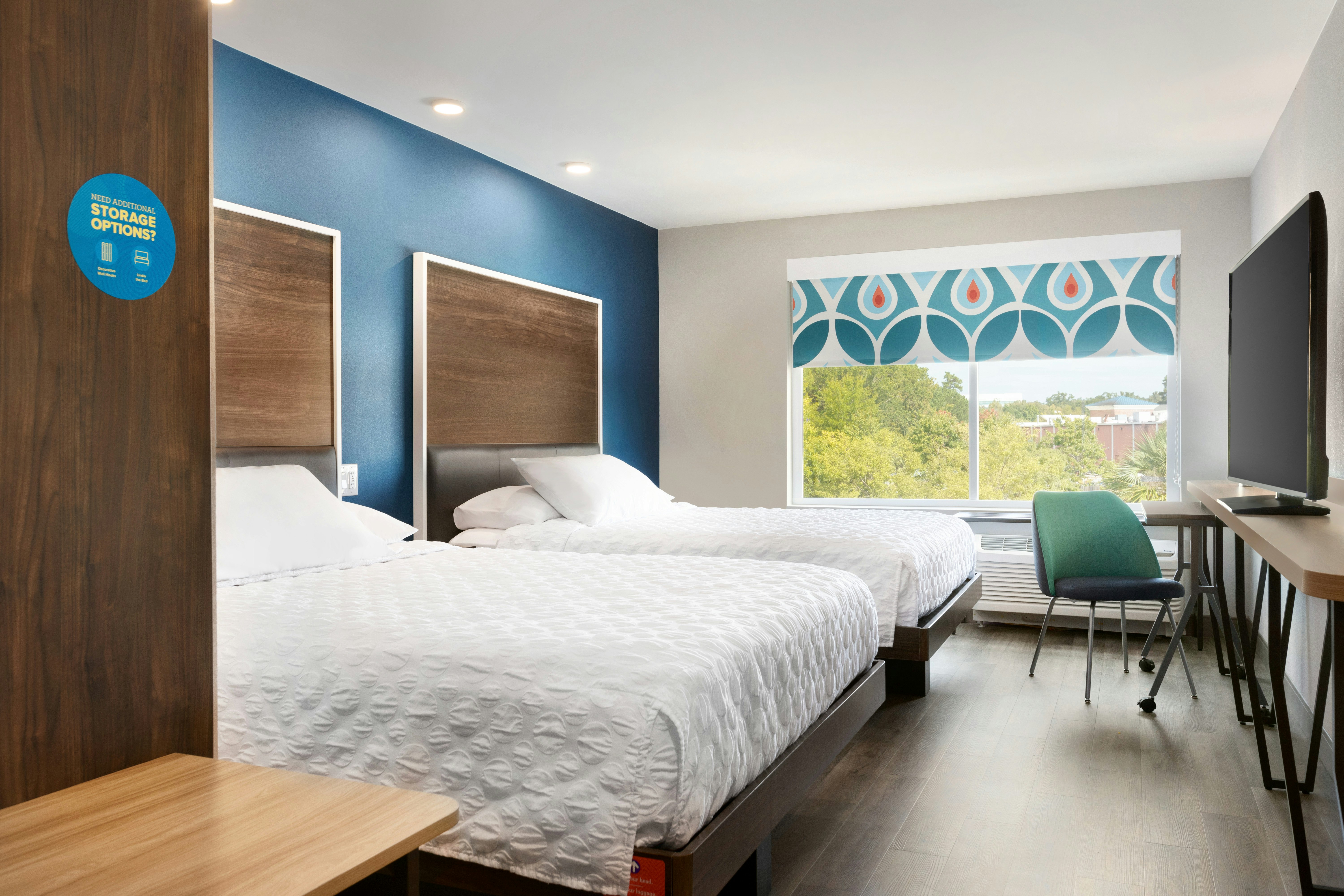 2 QUEEN BEDS