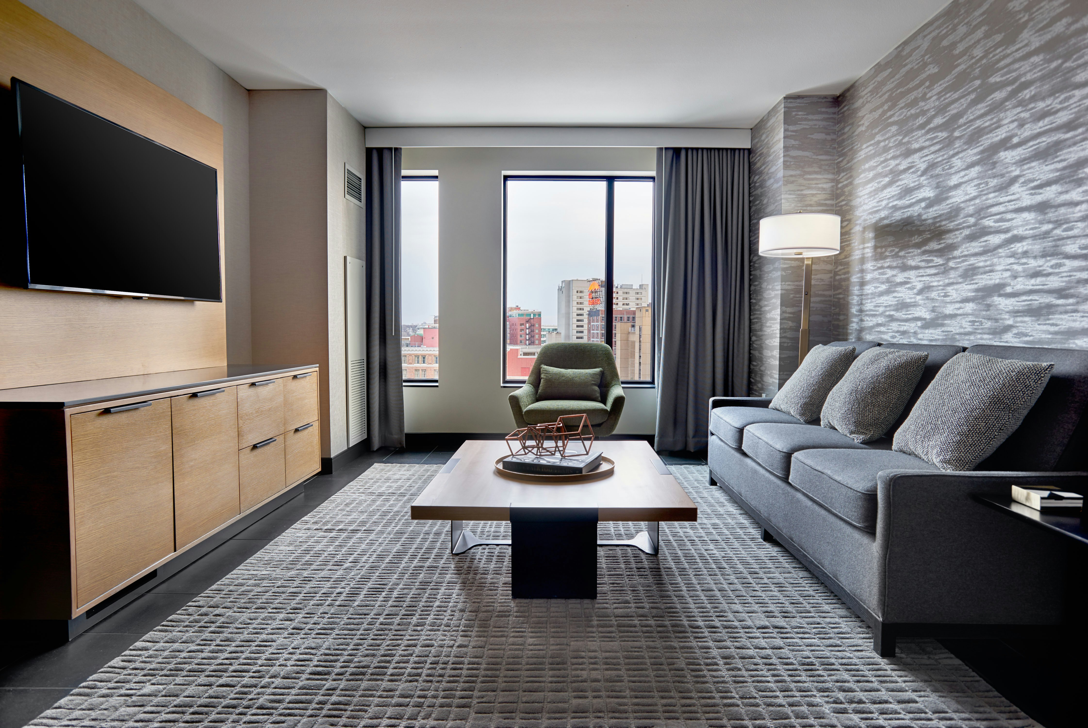 DELUXE SUITE