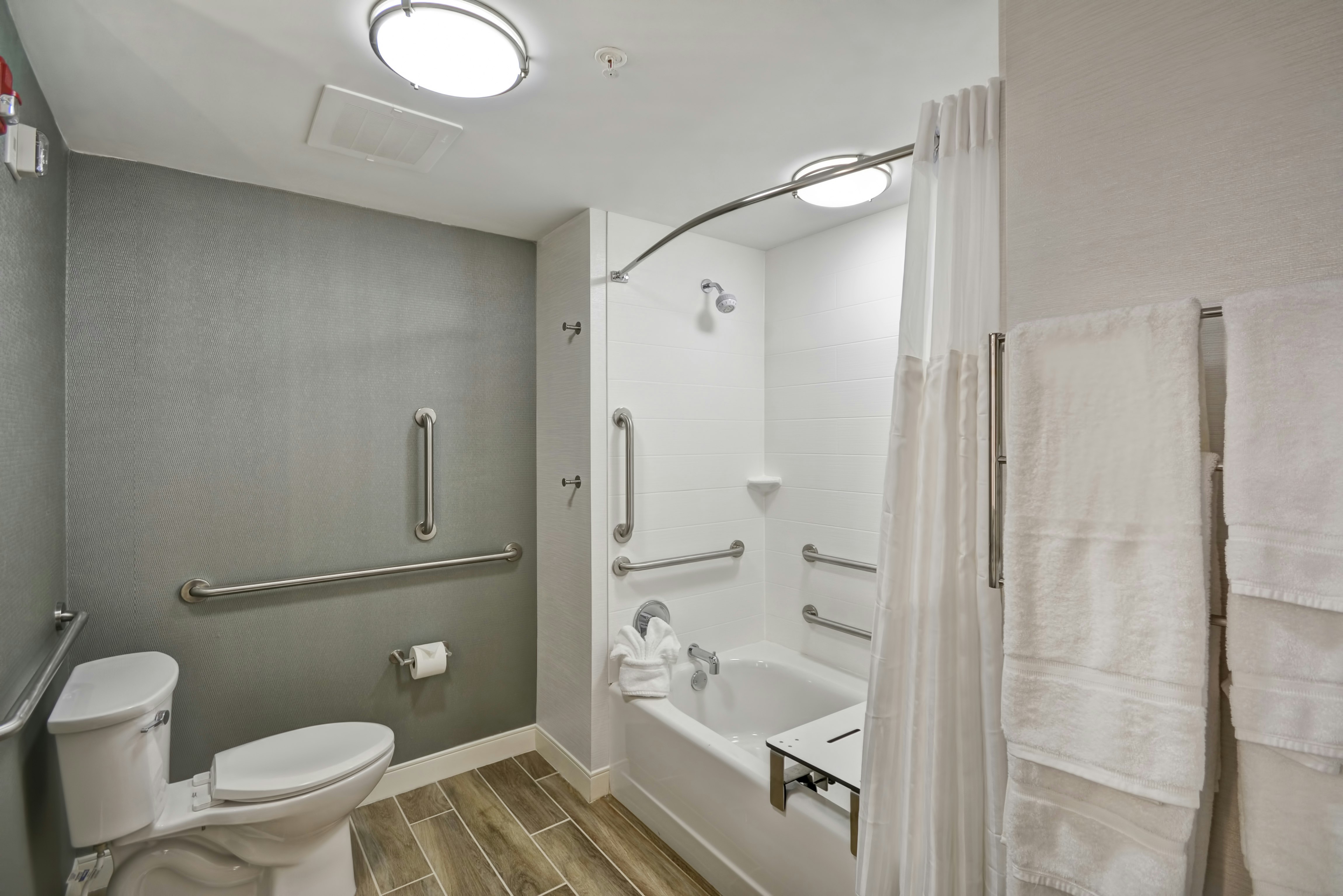 1 KING ACC RM W/BATHTUB
