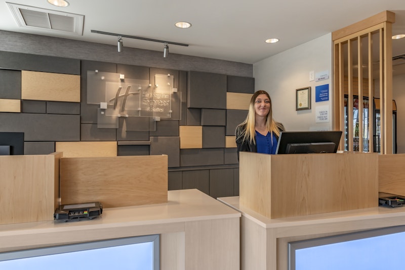 Holiday Inn Express and Suites Carlisle Southwest – I-81