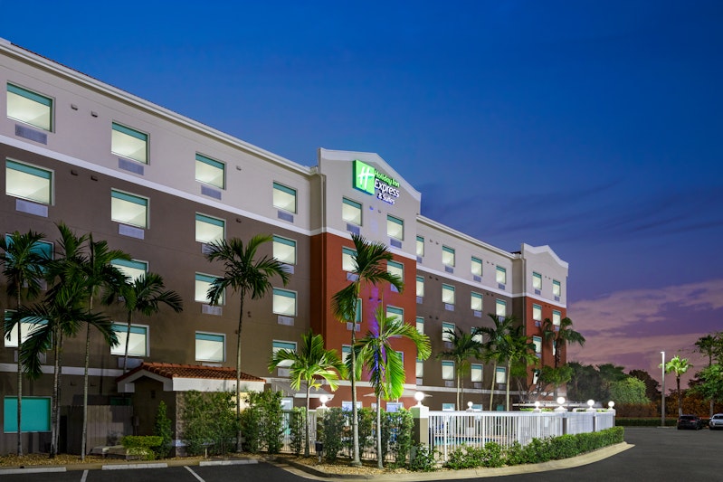 HOLIDAY INN EXP STES PEMBROKE