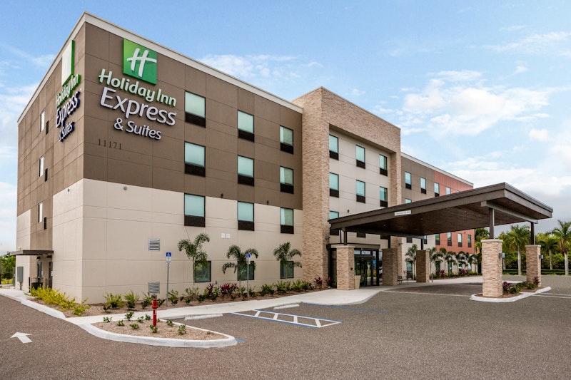 Holiday Inn Express and Suites Ft Myers Beach-Sanibel Gateway