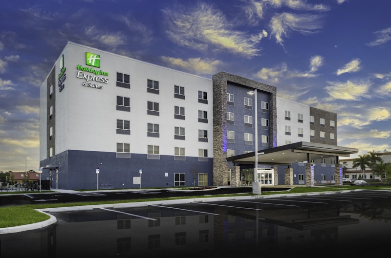 Holiday Inn Express and Suites Fort Myers Airport