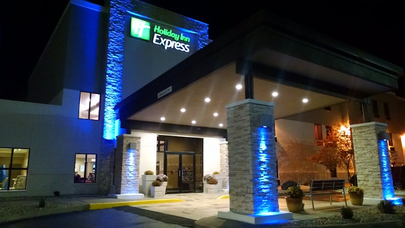 HOLIDAY INN EXP CLOVERDALE