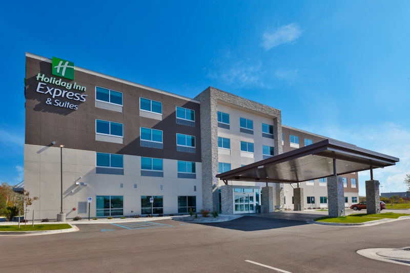 Holiday Inn Express and Suites Cedar Springs – Grand Rapids N