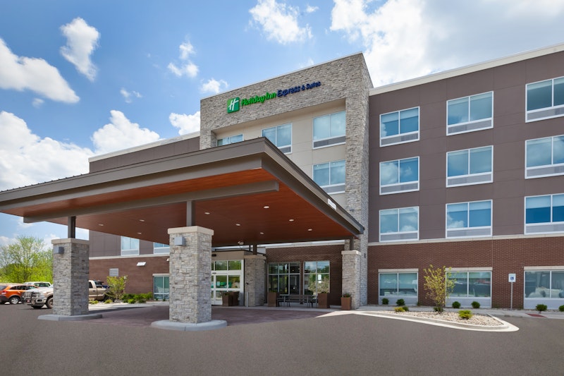 Holiday Inn Express and Suites Grand Rapids Airport – South