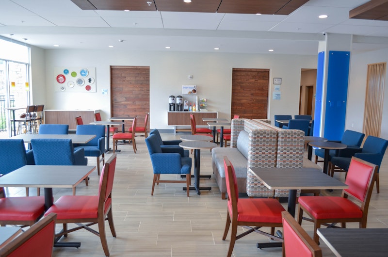 Holiday Inn Express and Suites Raleigh Airport – Brier Creek