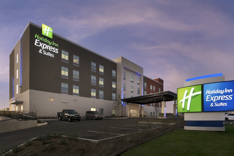 Holiday Inn Express and Suites San Antonio North – Windcrest