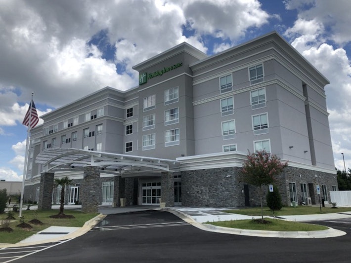 Holiday Inn & Suites Fayetteville West Fort Bragg
