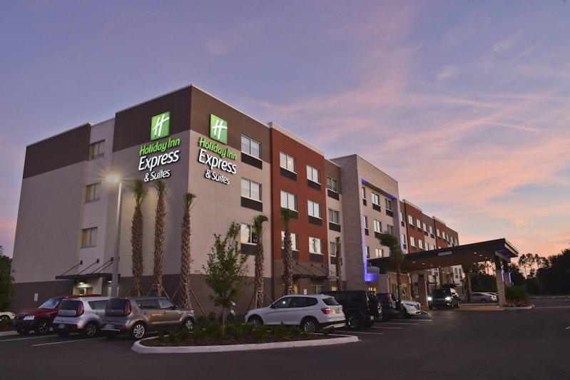 Holiday Inn Express and Suites Orlando Southeast