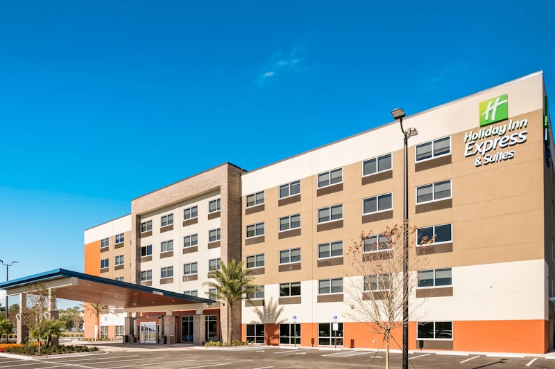 Holiday Inn Express and Suites Jacksonville – Town Center