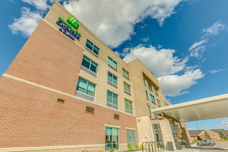 Holiday Inn Express and Suites Okemos – University Area