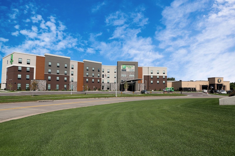 Holiday Inn Suites Sioux Falls – Airport