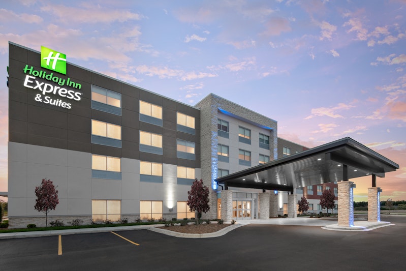Holiday Inn Express and Suites Elkhorn – Lake Geneva Area