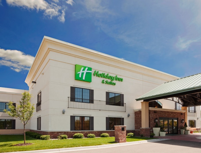 HOLIDAY INN AND SUITES LAKEVILLE