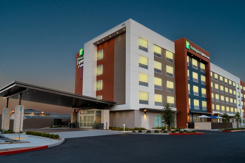 Holiday Inn Express and Suites Las Vegas – E Tropicana