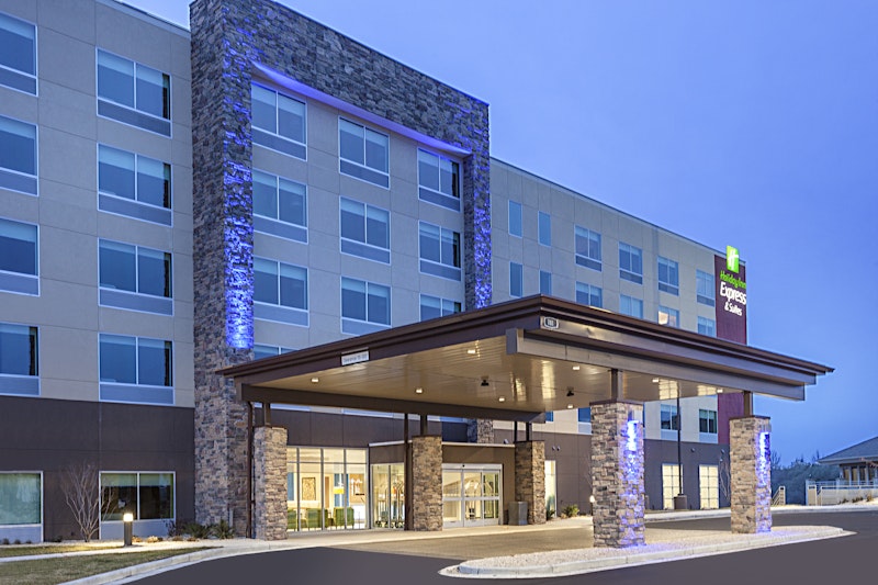 Holiday Inn Express and Suites Hudson I-94