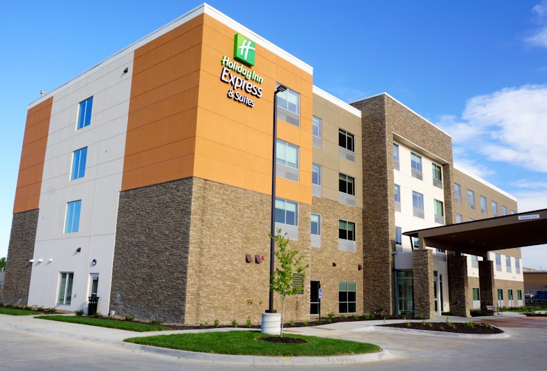 Holiday Inn Express and Suites Omaha West – I Street