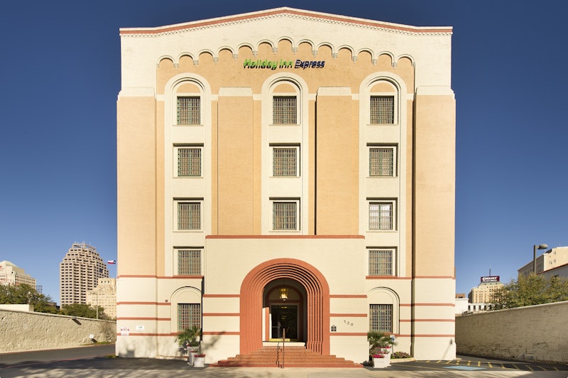 Holiday Inn Exp Riverwalk Area