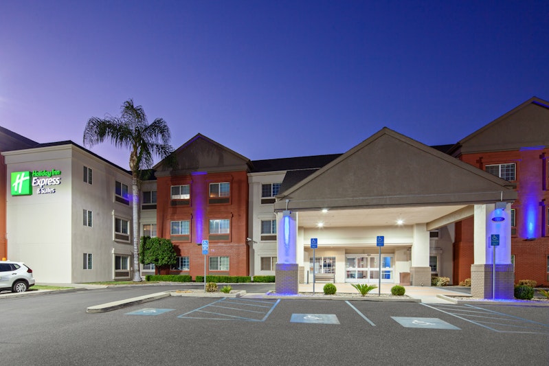 Holiday Inn Express and Suites Tulare