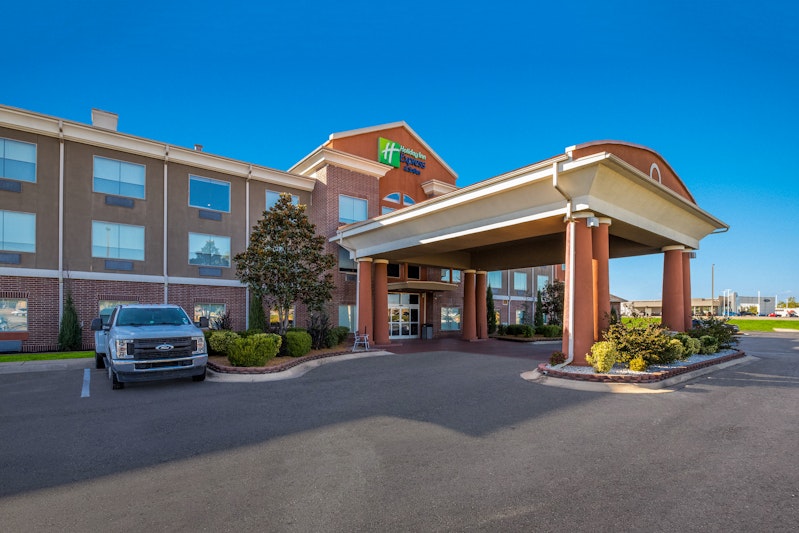 HOLIDAY INN EXPRESS HOTEL & SUITES OKMULGEE