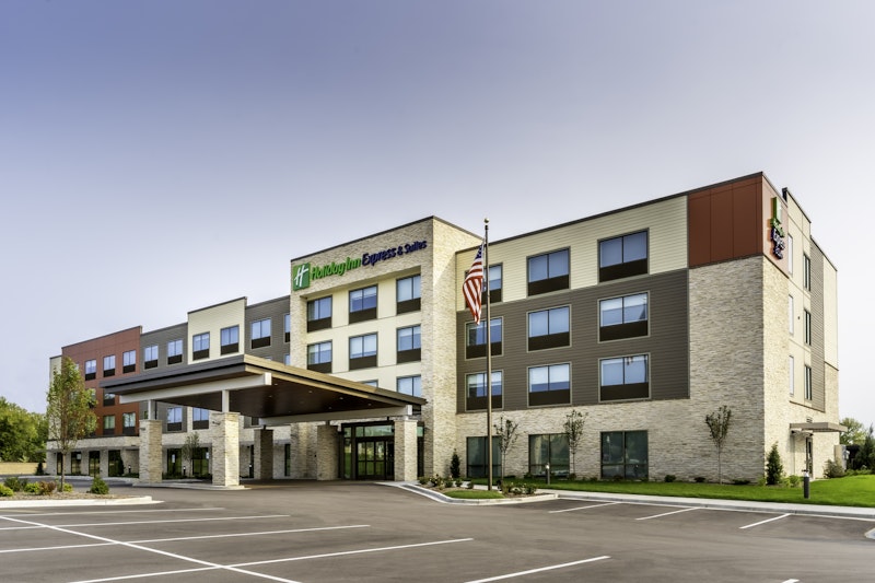 Holiday Inn Express and Suites Milwaukee – West Allis