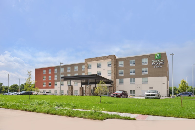 Holiday Inn Express and Suites Omaha Airport