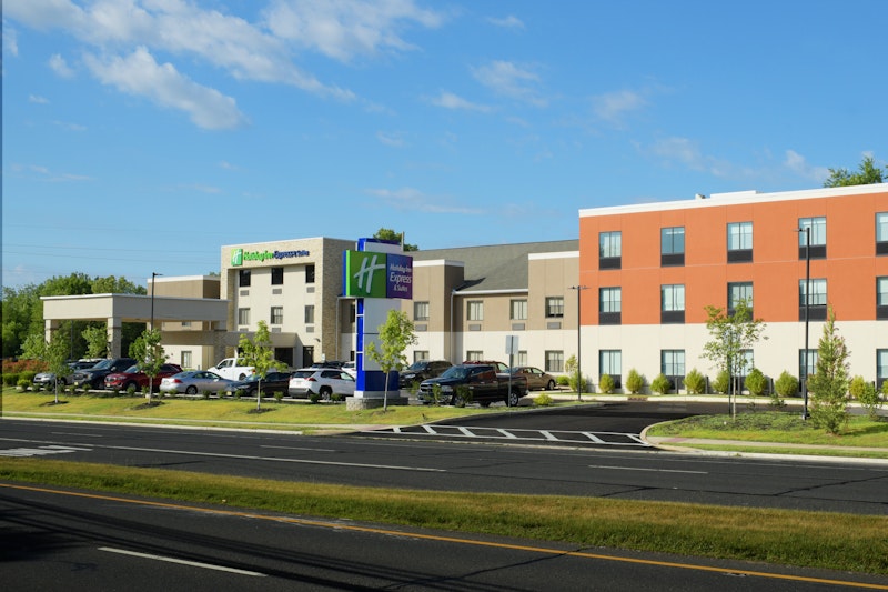 Holiday Inn Express and Suites Williamstown – Glassboro