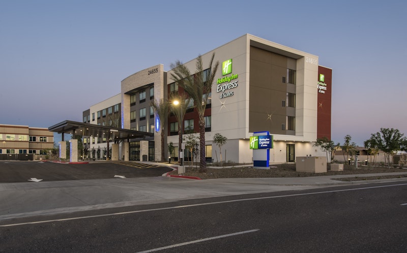 Holiday Inn Express and Suites Phoenix North – Happy Valley