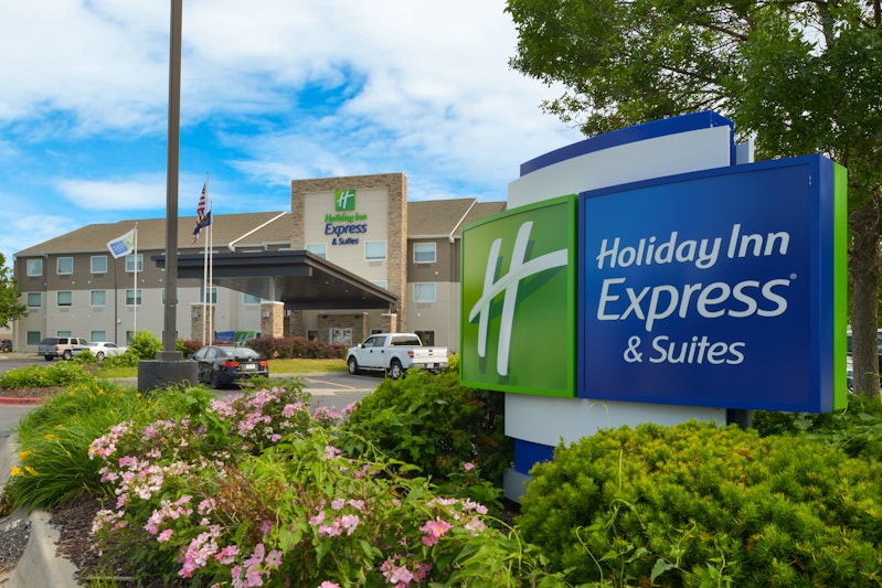 Holiday Inn Express Omaha – 120th and Maple