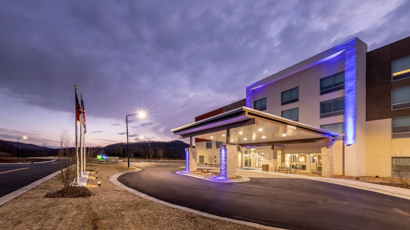 Holiday Inn Express and Suites Marion