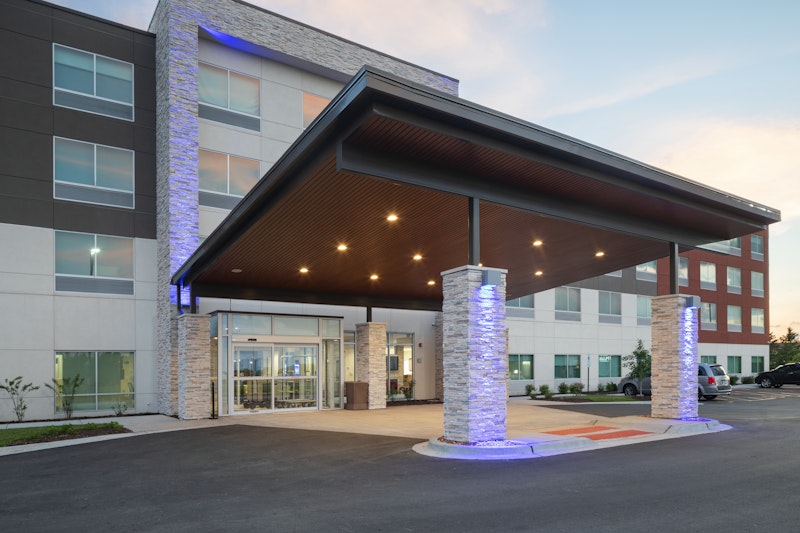 Holiday Inn Express and Suites Bourbonnais East – Bradley