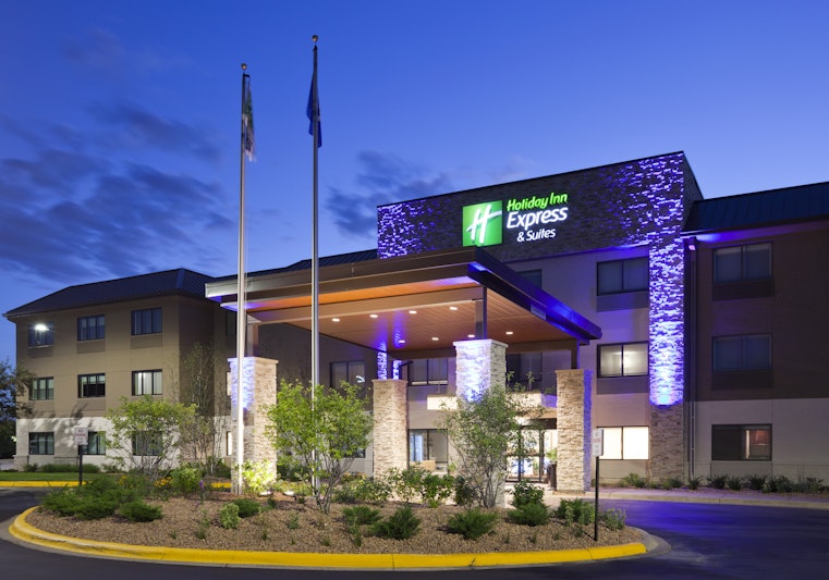 Holiday Inn Express and Suites Minneapolis (Golden Valley)