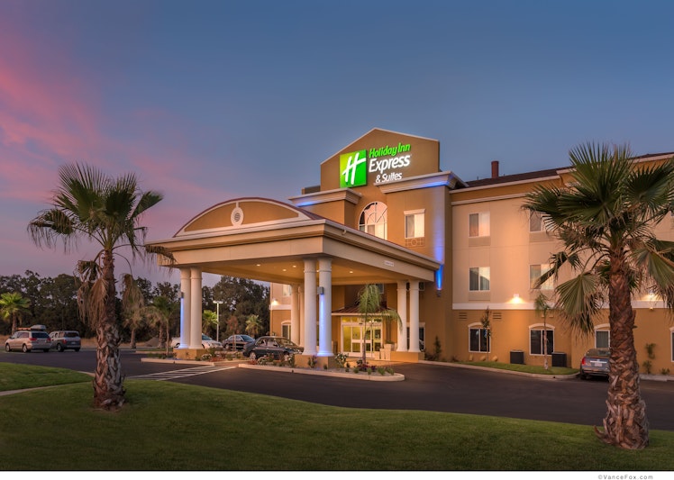 Holiday Inn Express Suites- Red Bluff