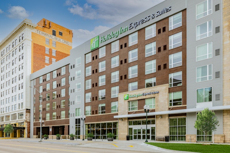 Holiday Inn Express and Suites Lincoln Downtown