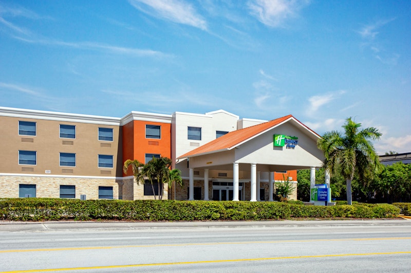Holiday Inn Express and Suites Lantana