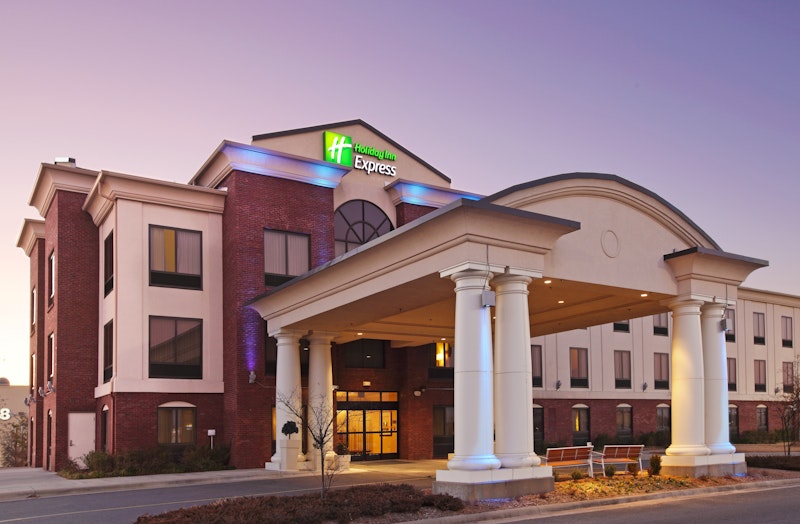 HOLIDAY INN EXP STES PINESMALL